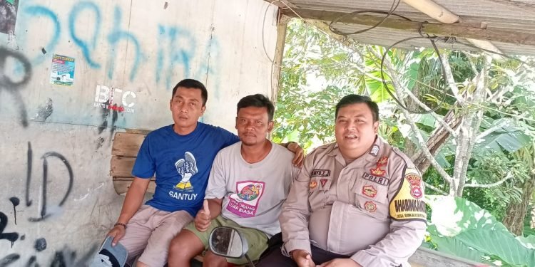 Jalin Kemitraan Bhabinkamtibmas Polsek Rangkasbitung Polres Lebak Giat Silaturahmi Dengan Ketua RT Cibungur Pasir