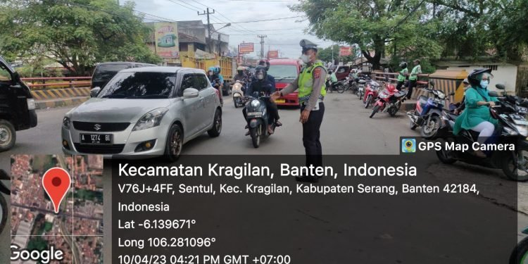 Antisipasi kemacetan saat persiapan buka puasa Ramadhan Anggota Polsek Kragilan Polres Serang melakukan Gatur Sore