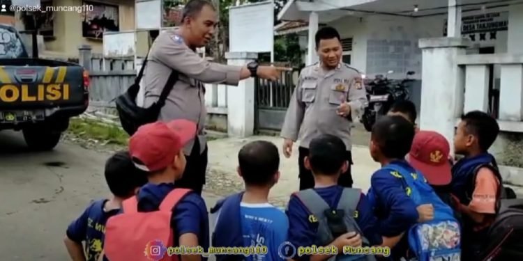 Bhabinkamtibmas Polsek Muncang Patroli dialogis berikan pesan pesan Kamtibmas kepada anak anak sekolah