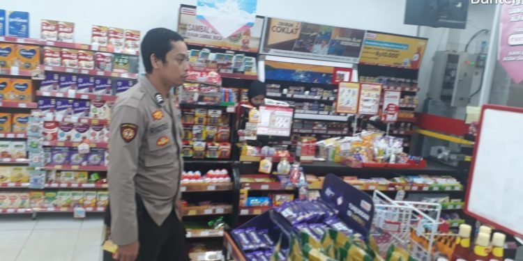 Bhabinkamtibmas Polsek Wanasalam Polres Lebak Sambang Toko Sembako/Minimarket Memberikan Himbauan Kamtibmas