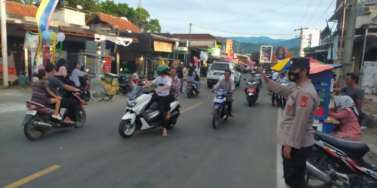 JAGA KAMTIBMAS, BHABINKAMTIBMAS POLSEK CIPANAS, POLRES LEBAK LAKSANAKAN STRONG POINT MENJELANG BUKA PUASA, CEGAH LAKA LANTAS