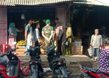 Ka SPKT I Polsek Cipanas Polres Lebak bersama anggota TNI/Koramil Cipanas, Berikan Himbauan Kamtibmas Kepada Pelaku Usaha