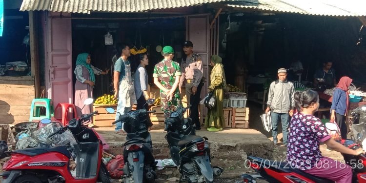 Ka SPKT I Polsek Cipanas Polres Lebak bersama anggota TNI/Koramil Cipanas, Berikan Himbauan Kamtibmas Kepada Pelaku Usaha