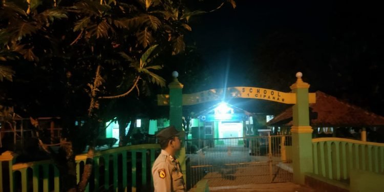 Personel Polsek Cipanas Polres Lebak Patroli Kontrol ke Sekolah-sekolah