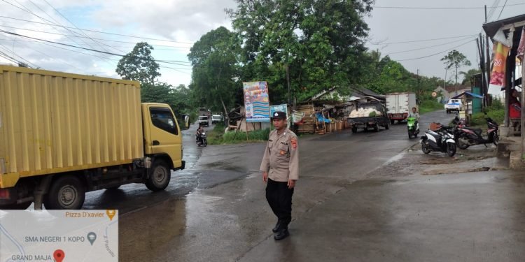 Polsek Kopo Polres Serang Melaksanakan Strong Point Sore Pengaturan Lalin di Jl. Raya Kopo – Maja