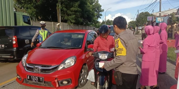 Berkah Ramadhan,Personil Polsek Ciwandan Polres Cilegon Polda Banten Bagikan Takjil