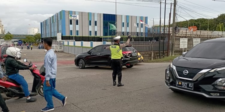 Atur Lalu-Lintas, Upaya Personil Polsek Ciwandan Polres Cilegon Polda Banten Lancarkan Arus Lalu Lintas
