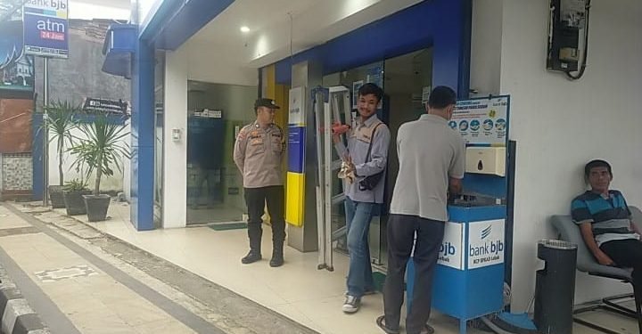 Berikan Rasa Aman Anggota Polsek Rangkasbitung Laksanakan Giat Patroli Rutin Ke Bank BJB Cabang Rangkasbitung