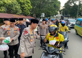 Berkah Ramadhan, Polda Banten Bagikan Takjil kepada Masyarakat