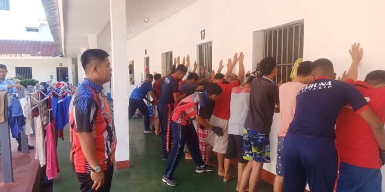 Jelang Lebaran, Petugas Bersih-Bersih Kamar Napi Lapas Rangkasbitung
