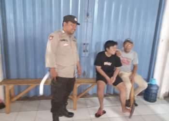 Patroli Dialogis Malam Hari Polsek Wanasalam Polres Lebak Himbau Pemuda agar Tidak Perang Sarung, tawuran dan Tindak Kejahatan Lainnya