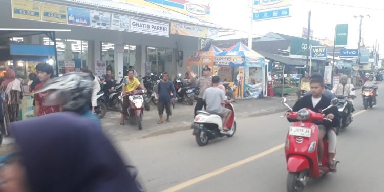 MENJAGA KAMTIBMAS, ANGGOTA POLSEK WANASALAM POLRES LEBAK LAKSANAKAN STRONG POINT SORE HARI, LAYANI WARGA YANG AKAN NGABUBURIT