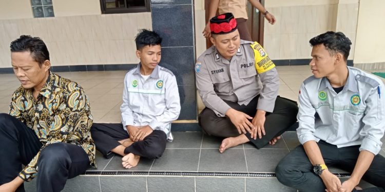 Tingkatkan Ibadah Di Bulan Suci Ramadhan 1444 H, Personel Polsek Mancak Polres Cilegon Polda Banten Bersama Memakmurkan Masjid