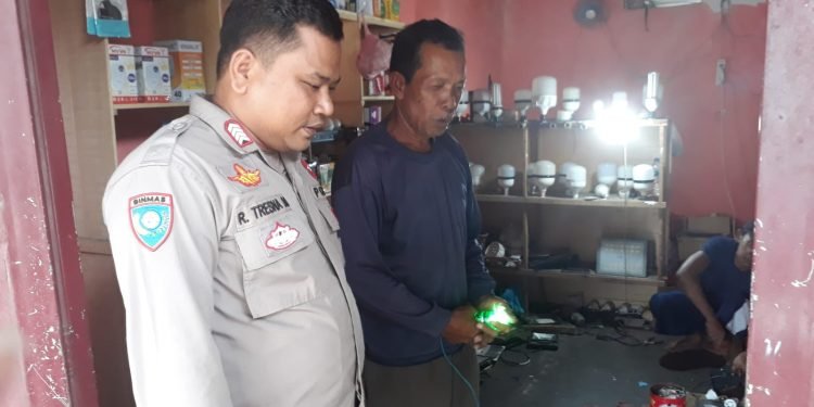 Sampaikan Pesan Kamtibmas, Bhabinkamtibmas Polsek Wanasalam Polres Lebak Sambangi Warga Desa Binaan