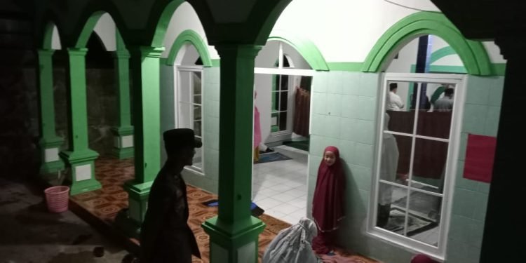 Anggota Polsek Lebakgedong Polres Lebak melaksanakan patroli sasaran Masjid dan Mushola