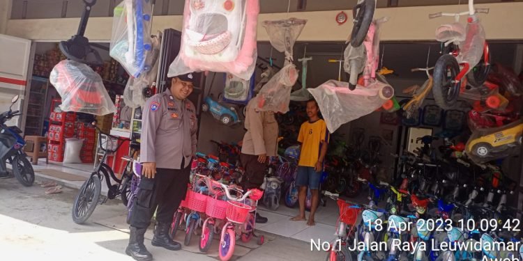 Anggota Polsek Rangkasbitung Polres Lebak Kontrol Kios Sepeda di Kampung Aweh