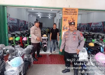 Kunjungi Pertokoan Anggota Polsek Rangkasbitung Polres Lebak Jelang Idul Fitri Sampaikan Kamtibmas Ke Pemilik Toko