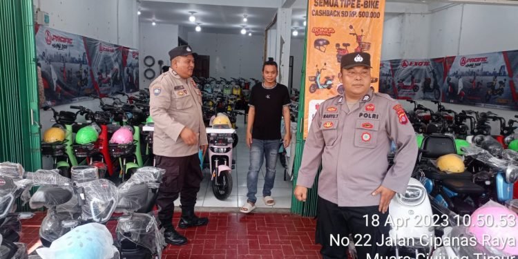 Kunjungi Pertokoan Anggota Polsek Rangkasbitung Polres Lebak Jelang Idul Fitri Sampaikan Kamtibmas Ke Pemilik Toko