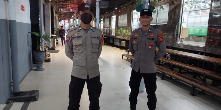 Anggota Polsek Rangkasbitung Polres Lebak Laksanakan Giat Patroli Jalan Kaki Ke Lokasi Stasiun KAI Rangkasbitung
