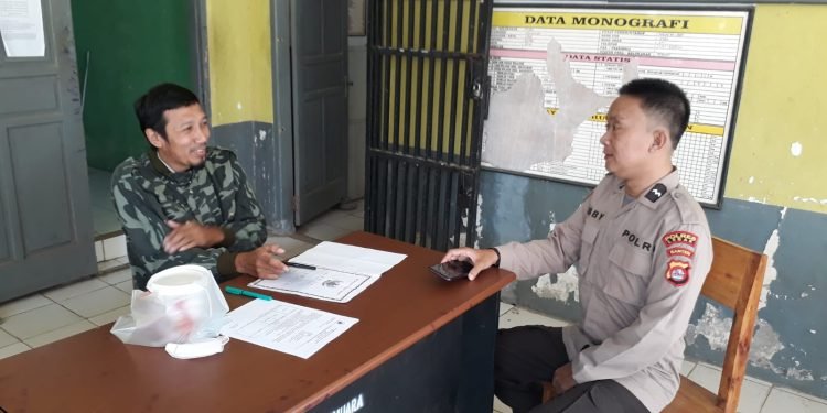 Sampaikan Pesan Kamtibmas, Bhabinkamtibmas Polsek Wanasalam Polres Lebak Sambangi Warga Desa Binaan