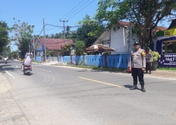 Hadir d tengah masyarakat, Anggota Polsek Wanasalam memberikan pelayanan kepada Pengguna Jalan Raya