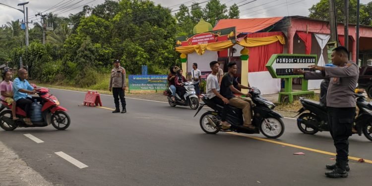 Personel Pos Pam Polsek Malingping Polres Lebak Lakukan Pengaturan Lalu Lintas