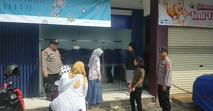 Anggota Polsek Rangkasbitung Polres Lebak Laksanakan Giat Kontrol Tempat Parkir Motor Depan Bank Mandiri