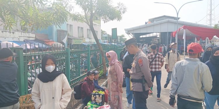Anggota Polsek Rangkasbitung Polres Lebak Laksanakan Giay Edukasi Kamtibmas Kepada Pemudik di Stasiun KAI Rangkasbitung