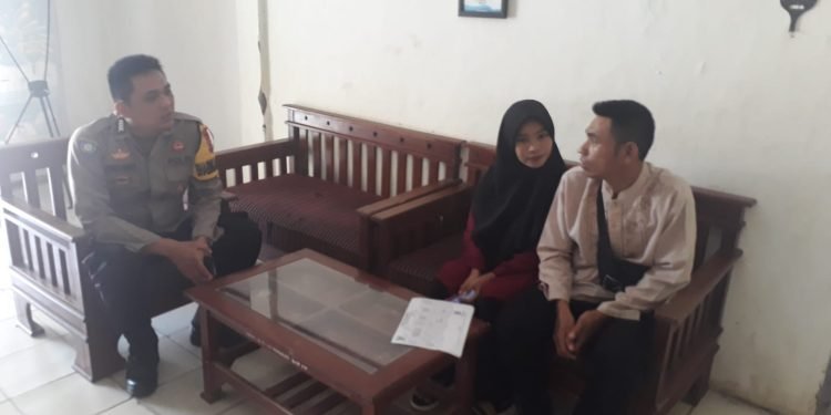 Sampaikan Pesan Kamtibmas, Bhabinkamtibmas Polsek Wanasalam Polres Lebak Sambangi Warga Desa Binaan