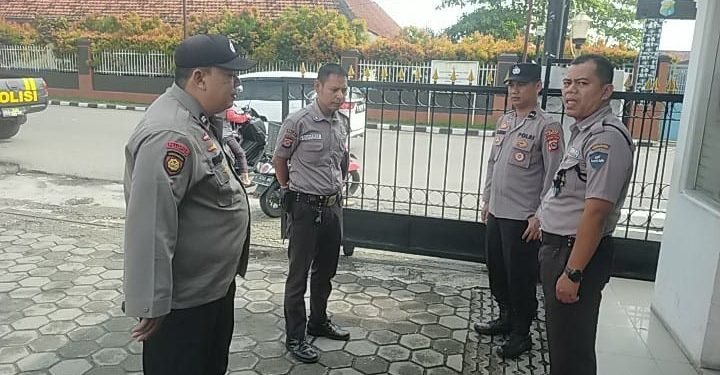Menjelang Idul Fitri Anggota Polsek Rangkasbitung Polres Lebak Giat Edukasi Kamtibmas Ke Petugas Keamanan