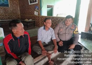 Mendekatkan Diri Dengan Warga Bhabinkamtibmas Polsek Rangkasbitung Polres Lebak  Laksanakan Giat Sambang