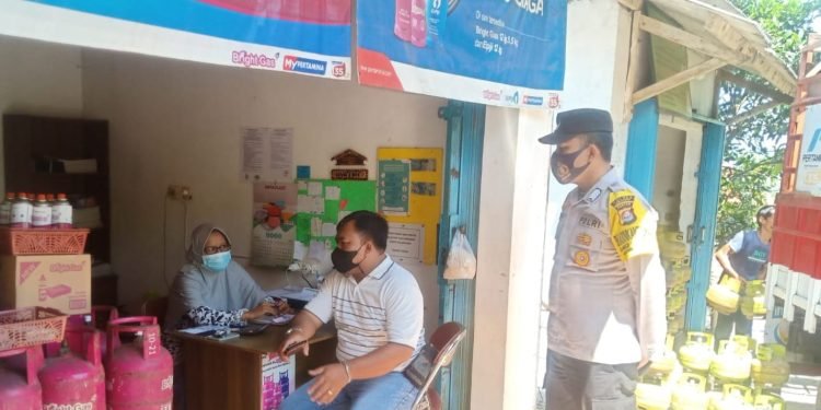 Pastikan Stok Mencukupi, Jajaran Personel Polsek Mancak Polres Cilegon Polda Banten Sidak Pangkalan Gas LPG