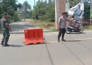 Personil Pos Jaga Wisata Pantai Tanjung Panto Polsek Wanasalam Polres Lebak Rutin Laksanakan Pengaturan Lalu Lintas