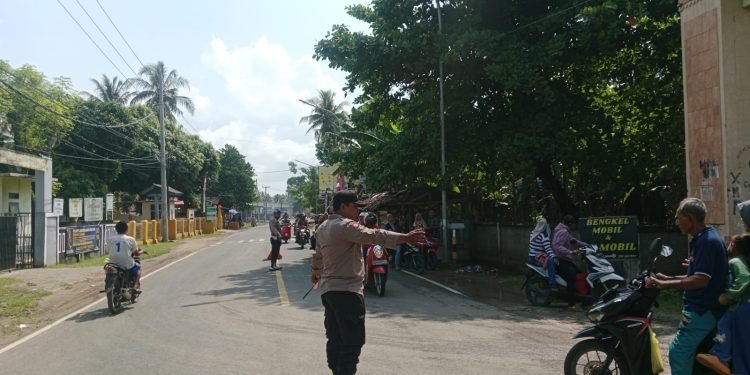 Hadir d tengah masyarakat, Anggota Polsek Wanasalam memberikan pelayanan kepada Pengguna Jalan Raya