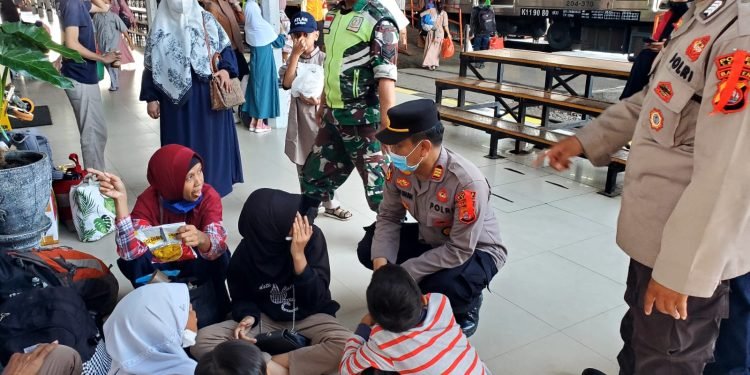 Kapolsek Rangkasbitung Polres Lebak Dekatkan Diri Dengan Penumpang KRL Sekaligus Sampaikan Kamtibmas