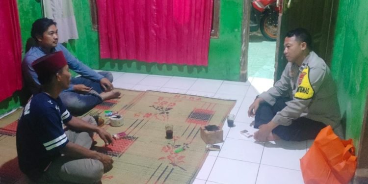 Hari Kedua Lebaran Idul Fitri 1444 H, Personel Bhabinkamtibmas Polsek Mancak Polres Cilegon Polda Banten Sambangi Warga Desa Binaan