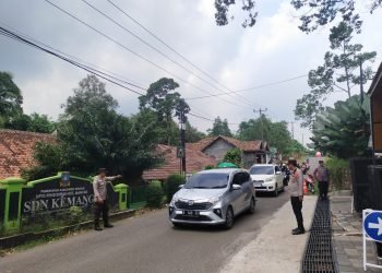 Antisipasi Kepadatan Kendaraan, Kapolsek Mancak Polres Cilegon Polda Banten Monitoring Arus Lalin Di Depan D’Mangku Farm