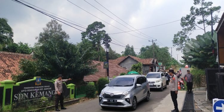Antisipasi Kepadatan Kendaraan, Kapolsek Mancak Polres Cilegon Polda Banten Monitoring Arus Lalin Di Depan D’Mangku Farm
