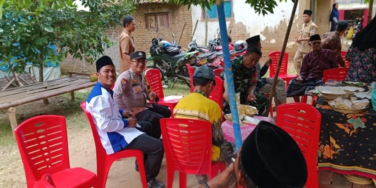 Nikmati Kebersamaan Hari Lebaran, Personel Bhabinkamtibmas Polsek Mancak Polres Cilegon Polda Banten Dan Babinsa Koramil Mancak Guyub Bersama Warga Desa Binaan