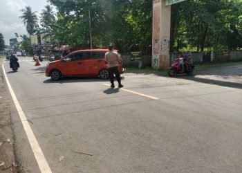 Personil Pos Jaga Wisata Pantai Tanjung Panto Polsek Wanasalam Polres Lebak Rutin Laksanakan Pengaturan Lalu Lintas
