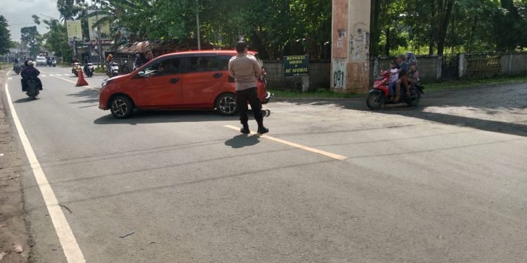 Personil Pos Jaga Wisata Pantai Tanjung Panto Polsek Wanasalam Polres Lebak Rutin Laksanakan Pengaturan Lalu Lintas