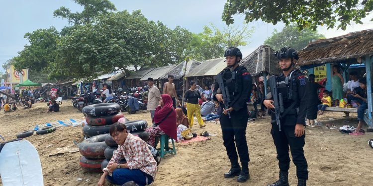 Cipta Kondis Aman Dan Kondusif, Satbrimob Polda Banten Gelar Patroli di Sepanjang Pantai Anyer