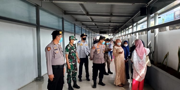 Jalin Sinergitas TNI-POLRI Kapolsek Rangkasbitung Polres Lebak Giat Patroli Bersama Anggota TNI di Area Stasiun Rangkasbitung
