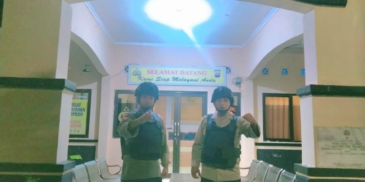 Tanggung Jawab Dan Tetap Waspada, Jajaran Personel Polsek Mancak Polres Cilegon Gelar Sispam Mako Malam Hari