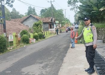 Antisipasi Kepadatan Kendaraan, Personel Polsek Mancak Polres Cilegon Polda Banten Monitoring Arus Lalin Di Depan D’Mangku Farm