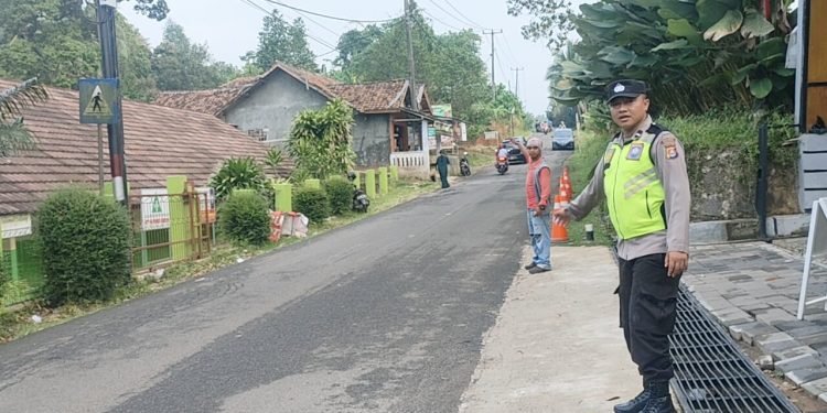 Antisipasi Kepadatan Kendaraan, Personel Polsek Mancak Polres Cilegon Polda Banten Monitoring Arus Lalin Di Depan D’Mangku Farm