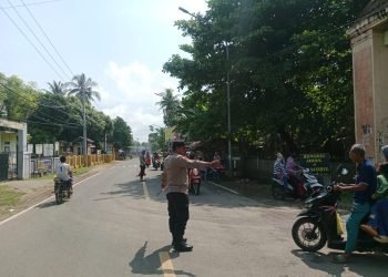 Personil Pos Jaga Wisata Pantai Tanjung Panto Polsek Wanasalam Polres Lebak Rutin Laksanakan Pengaturan Lalu Lintas