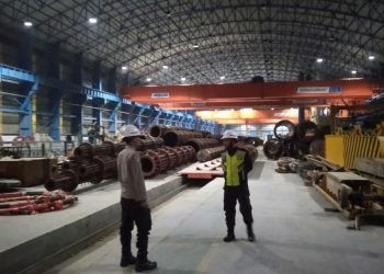 Sambangi Security, Bhabinkamtibmas Polsek Bojonegara Polres Polda Banten Berikan Arahan