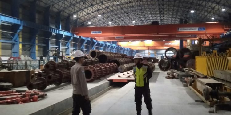 Sambangi Security, Bhabinkamtibmas Polsek Bojonegara Polres Polda Banten Berikan Arahan