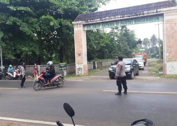 Hadir d tengah masyarakat, Anggota Polsek Wanasalam memberikan pelayanan kepada Pengguna Jalan Raya